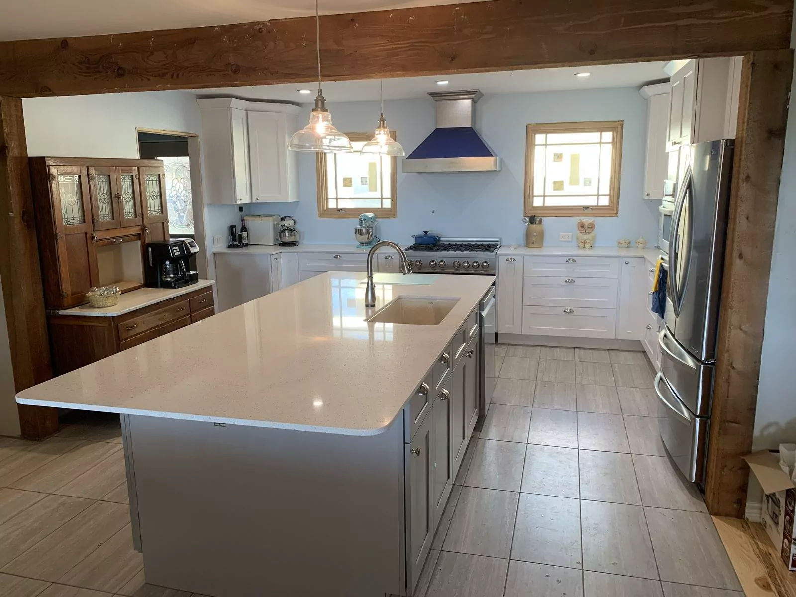Farmhouse kitchen by Flip Fixer