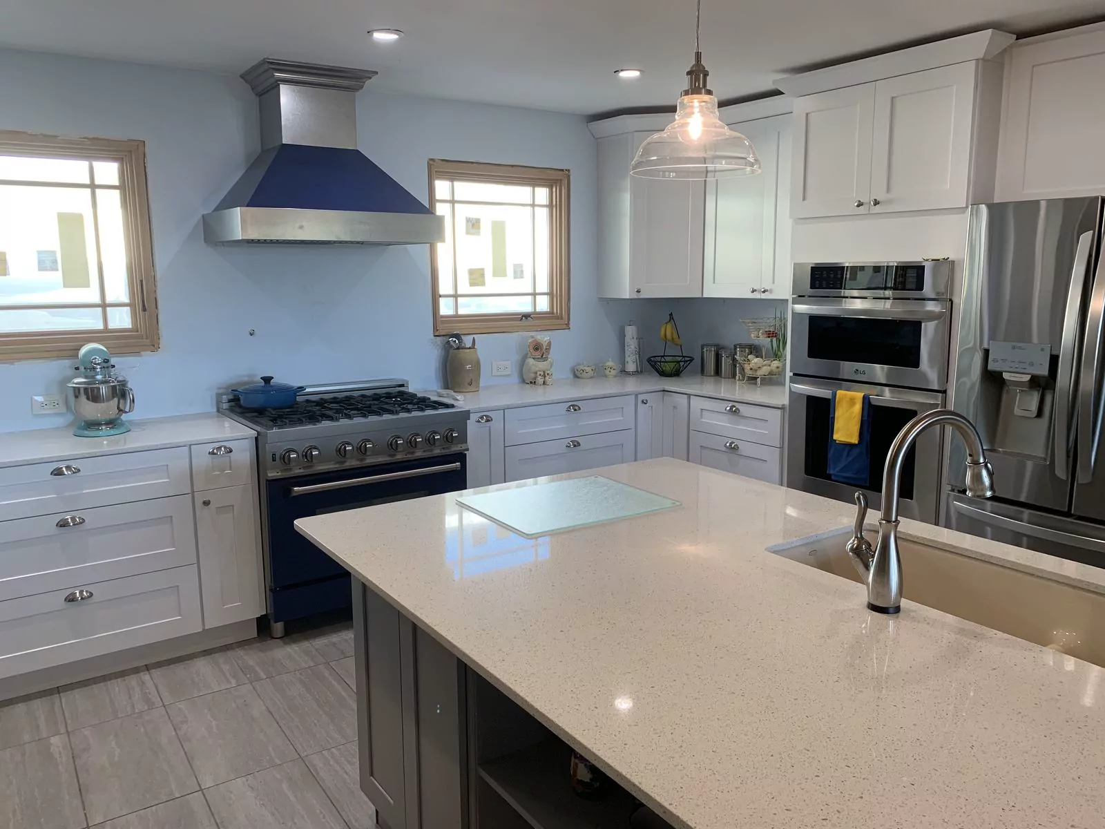 Farmhouse kitchen by Flip Fixer